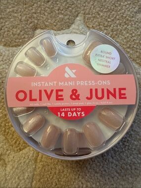 NIP Olive & June Instant Mani Press-Ons Round Extra Short Neutral Shimmer 42ct